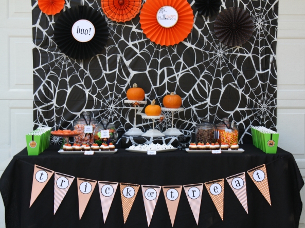 Original_Korinne-Seel-Halloween-pumpkin-carving-party-table_s4x3